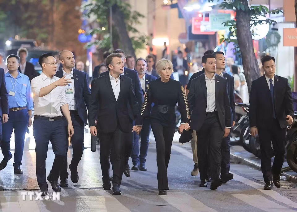 Tổng thống Pháp Emmanuel Macron và phu nhân dạo phố cổ Hà Nội -1