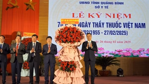 Vượt qua những khó khăn để chăm lo sức khoẻ nhân dân
