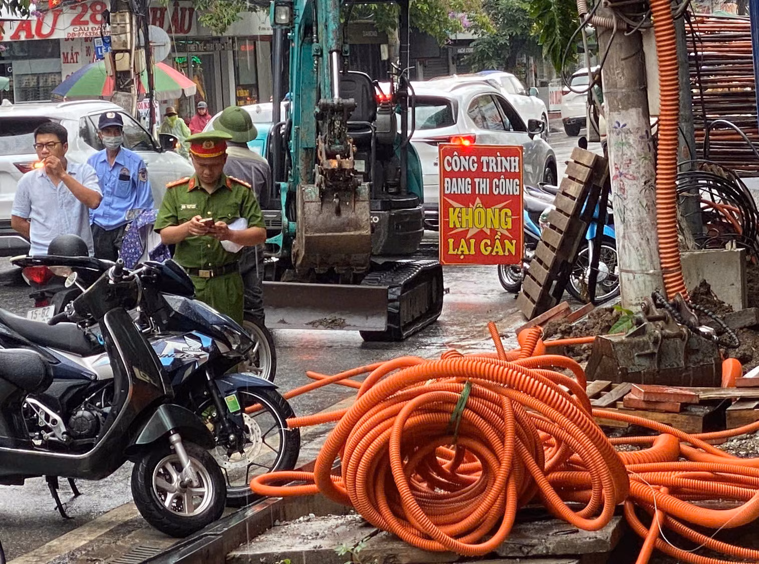 Ngang nhiên đưa máy xúc phá dỡ công trình đang thi công -0