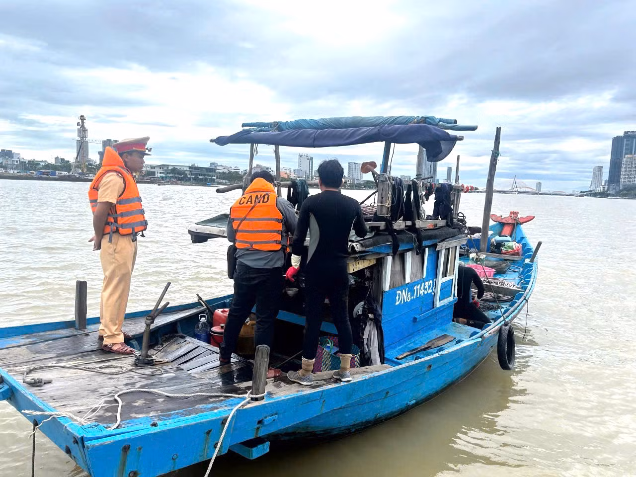 Cảnh sát giao thông Đà Nẵng nâng cao kỹ năng điều khiển phương tiện thủy và cứu nạn, cứu hộ trên sông -1