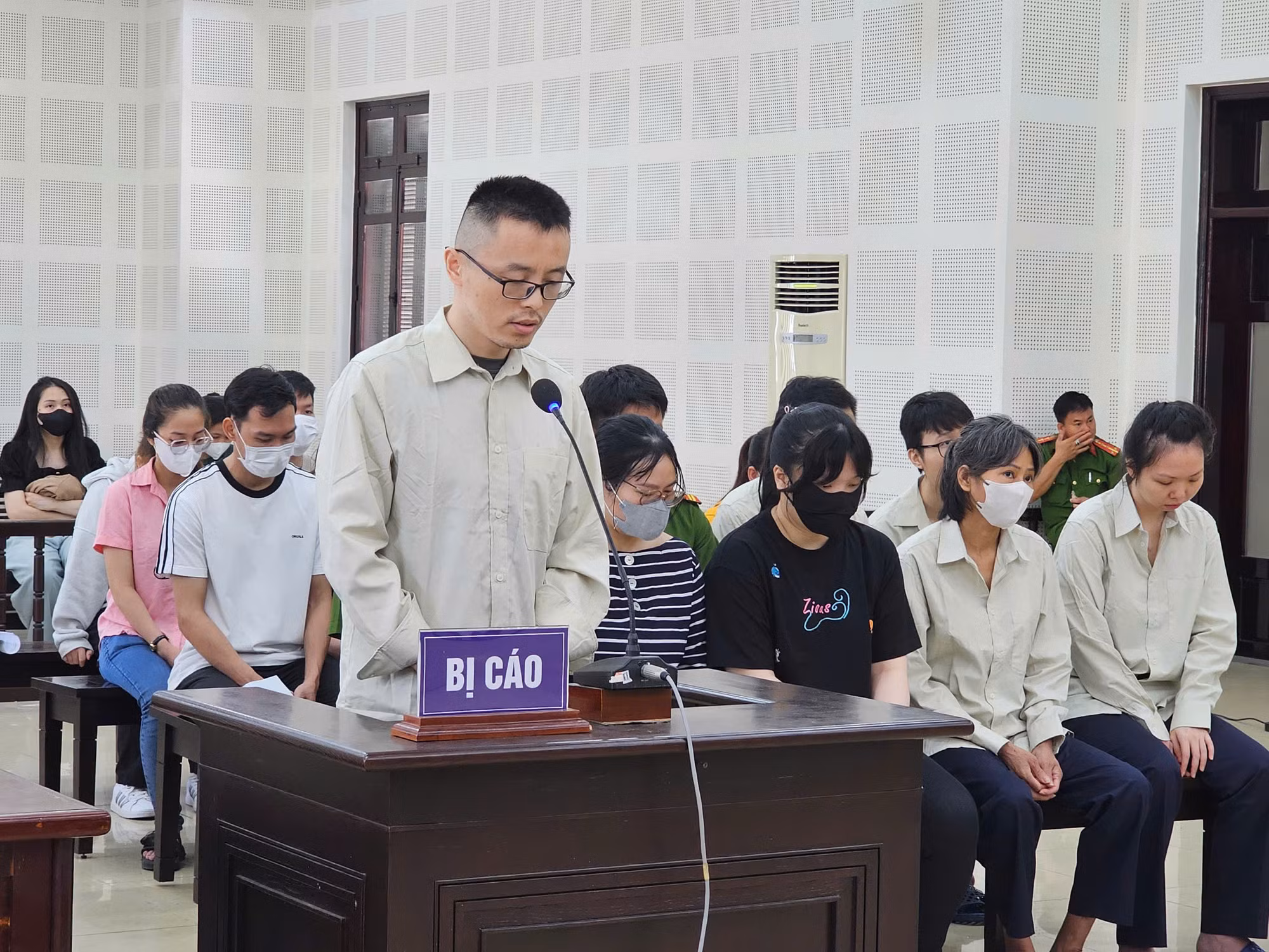 Trục xuất ông trùm đường dây 