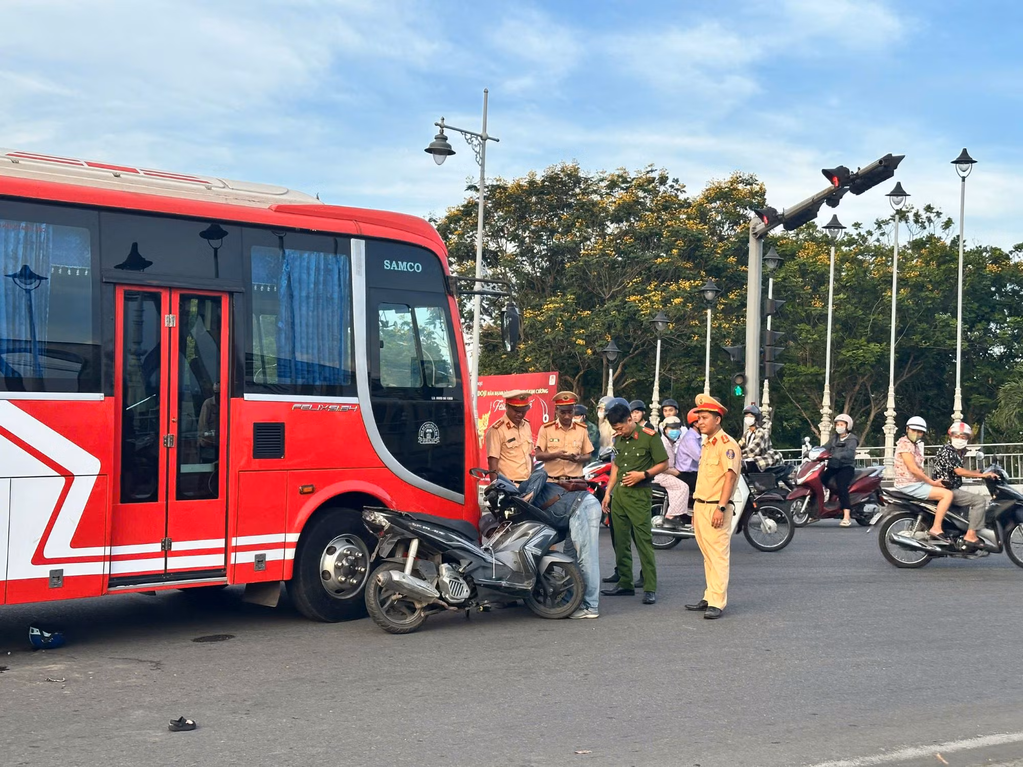 2 mẹ con tử vong thương tâm sau va chạm với xe khách -0