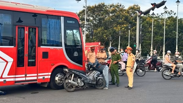 Hai mẹ con đi xe máy tử vong thương tâm sau va chạm với xe khách