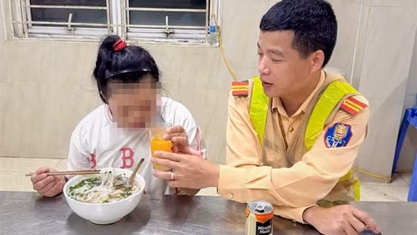 CSGT chăm sóc, giúp đỡ bé gái đi lạc vào cao tốc về nhà an toàn