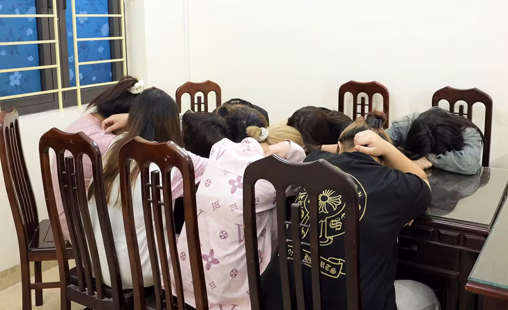 các nữ nhân viên của 2 bố con hùng, hoàng.jpg -1