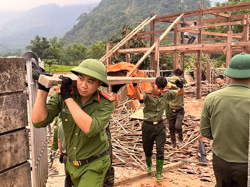 Công an tỉnh Bắc Kạn hỗ trợ nhân dân khắc phục hậu quả mưa lũ -0