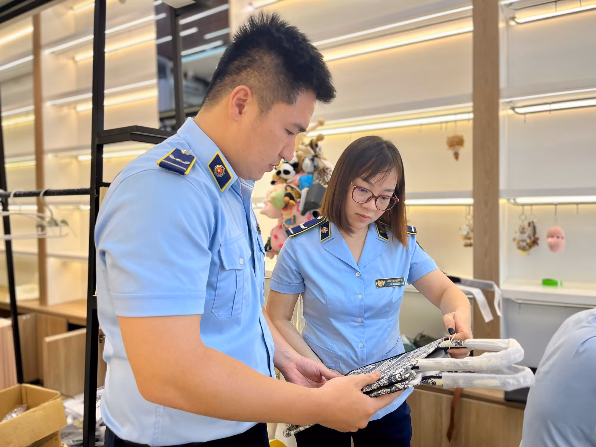 Công khai bán hàng thời trang giả tại các tuyến phố du lịch ở Đà Nẵng -0