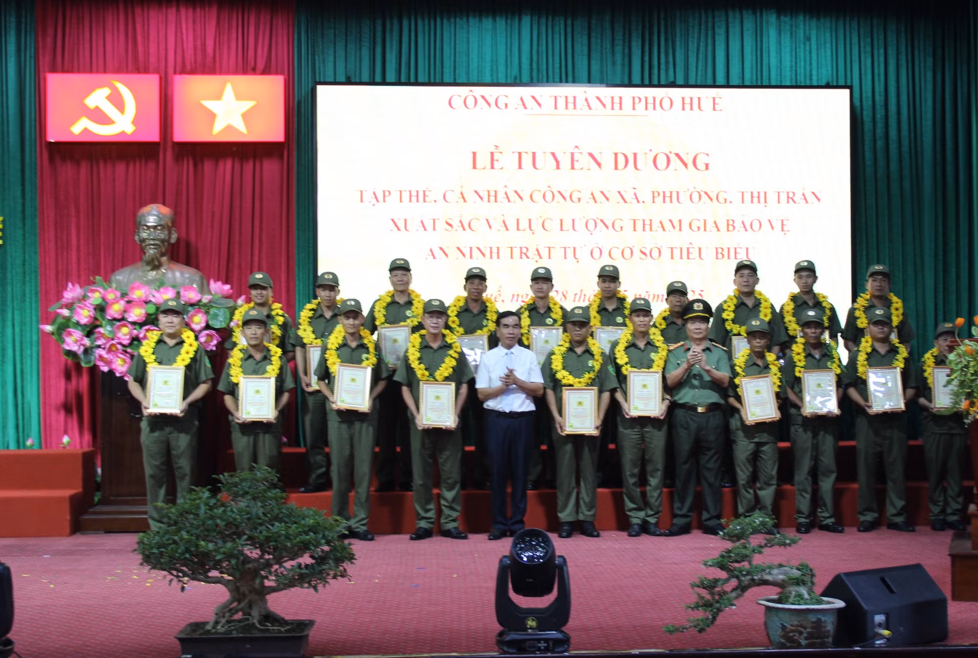 Tuyên dương nhiều tập thể Công an cấp xã và cá nhân tiêu biểu trong công tác đảm bảo ANTT ở cơ sở -0