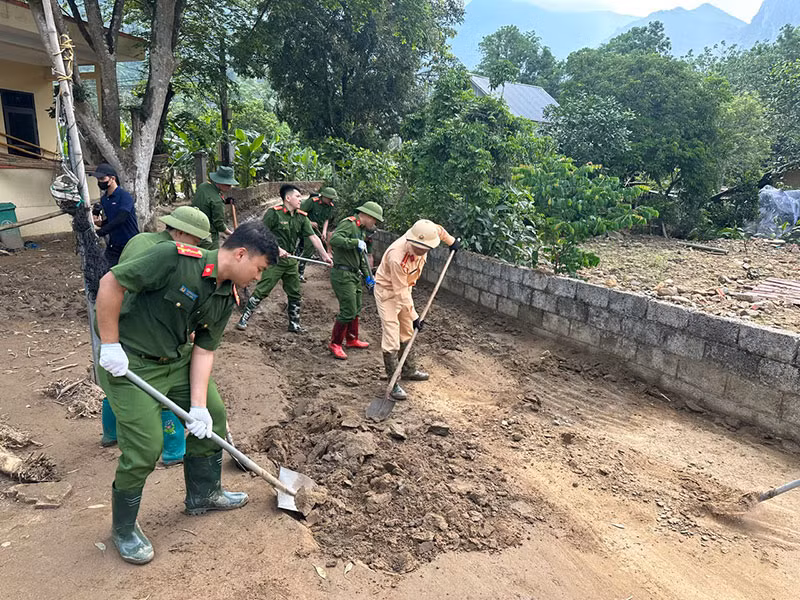 Công an tỉnh Bắc Kạn hỗ trợ nhân dân khắc phục hậu quả mưa lũ -2