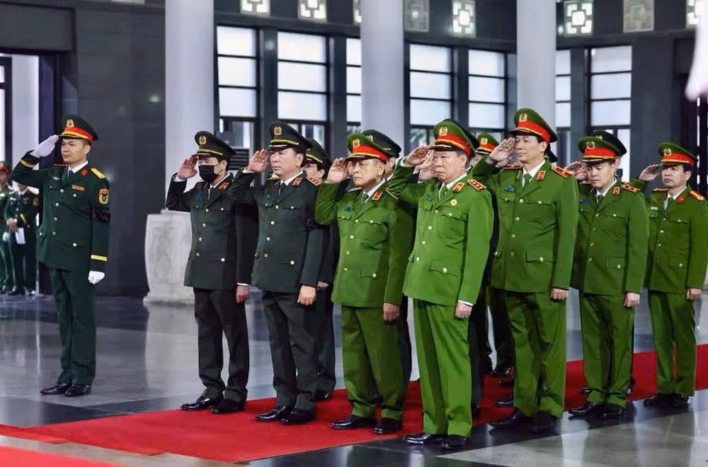 Đảng ủy Công an Trung ương, lãnh đạo Bộ Công an viếng nguyên Chủ tịch nước Trần Đức Lương -0
