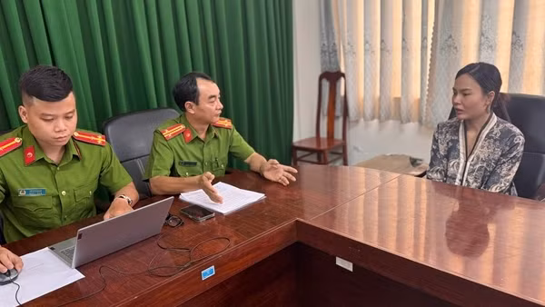 Bực tức trong quan hệ, cầm dao chém chồng đang ngủ rồi khóa cửa bỏ đi