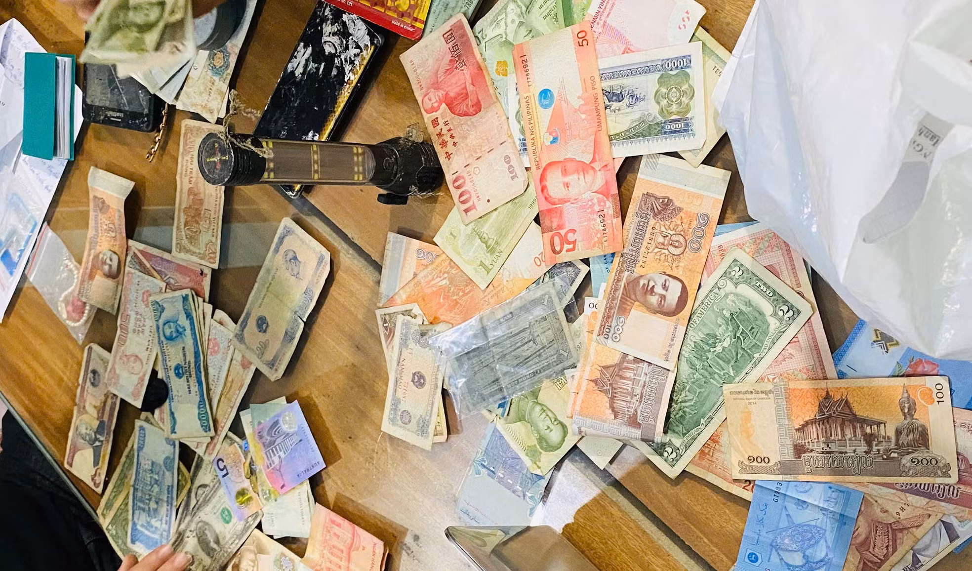 Hai đối tượng có tiền án rủ nhau đi trộm túi xách có 250 triệu đồng -0