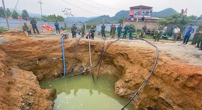 Bắc Kạn: Lực lượng chức năng nỗ lực tìm kiếm, cứu nạn nạn nhân rơi “hố tử thần” -1