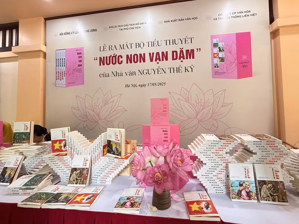 “Nước non vạn dặm” - tiểu thuyết sử thi đặc sắc -1