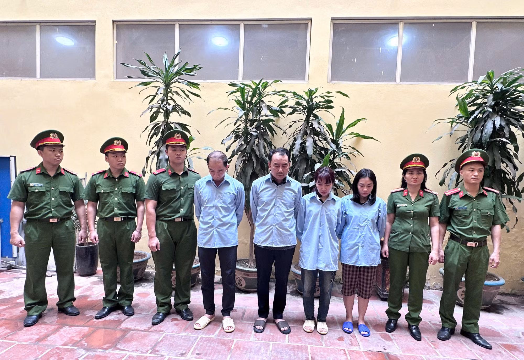 Khởi tố 4 bị can về tội nhận hối lộ hơn 1 tỷ đồng -0
