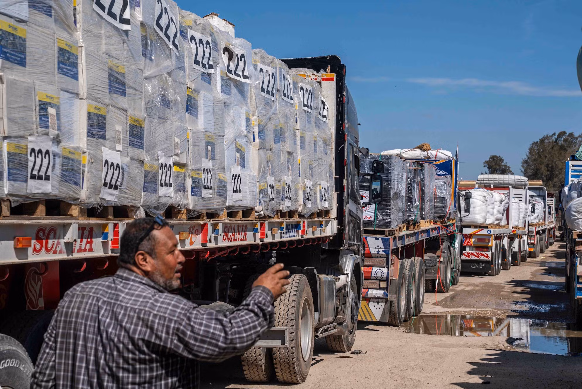 Xe chở bột mì và thức ăn trẻ em ùn ùn kéo vài vào Dải Gaza -0