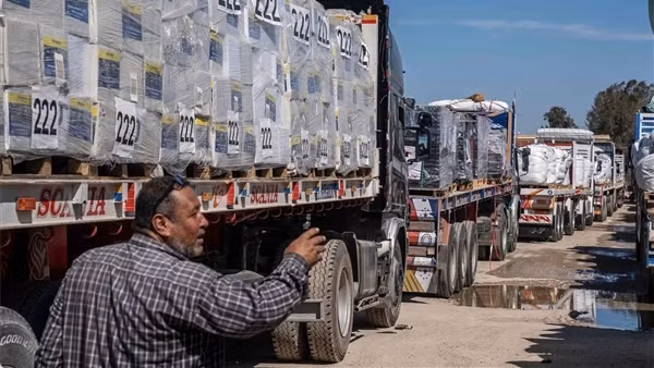 Xe chở bột mì và thức ăn trẻ em ùn ùn kéo vào Dải Gaza