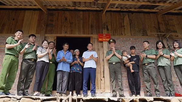 Công an tỉnh Cao Bằng tổ chức lễ khánh thành, gắn biển nhà tình nghĩa
