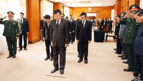 Lãnh đạo Đảng, Nhà nước Lào viếng nguyên Chủ tịch nước Trần Đức Lương