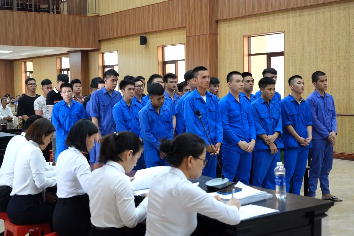 Tụ tập dùng hung khí đánh nhau, phá hủy tài sản, 35 thanh thiếu niên lãnh án -0