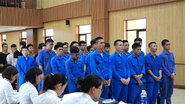 Tụ tập dùng hung khí đánh nhau, phá hủy tài sản, 35 thanh thiếu niên lãnh án