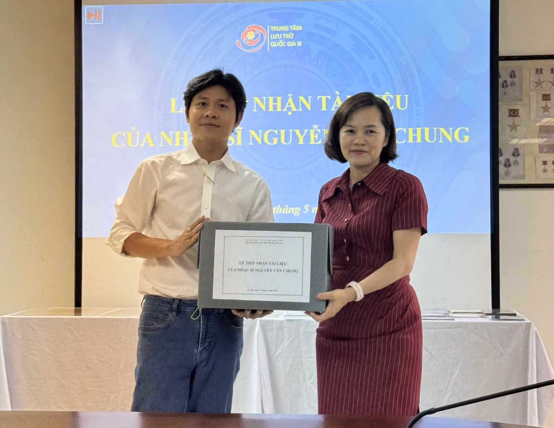 Nhạc sĩ Nguyễn Văn Chung trao bản thảo ca khúc “Viết tiếp câu chuyện hòa bình” cho Trung tâm lưu trữ quốc gia -0