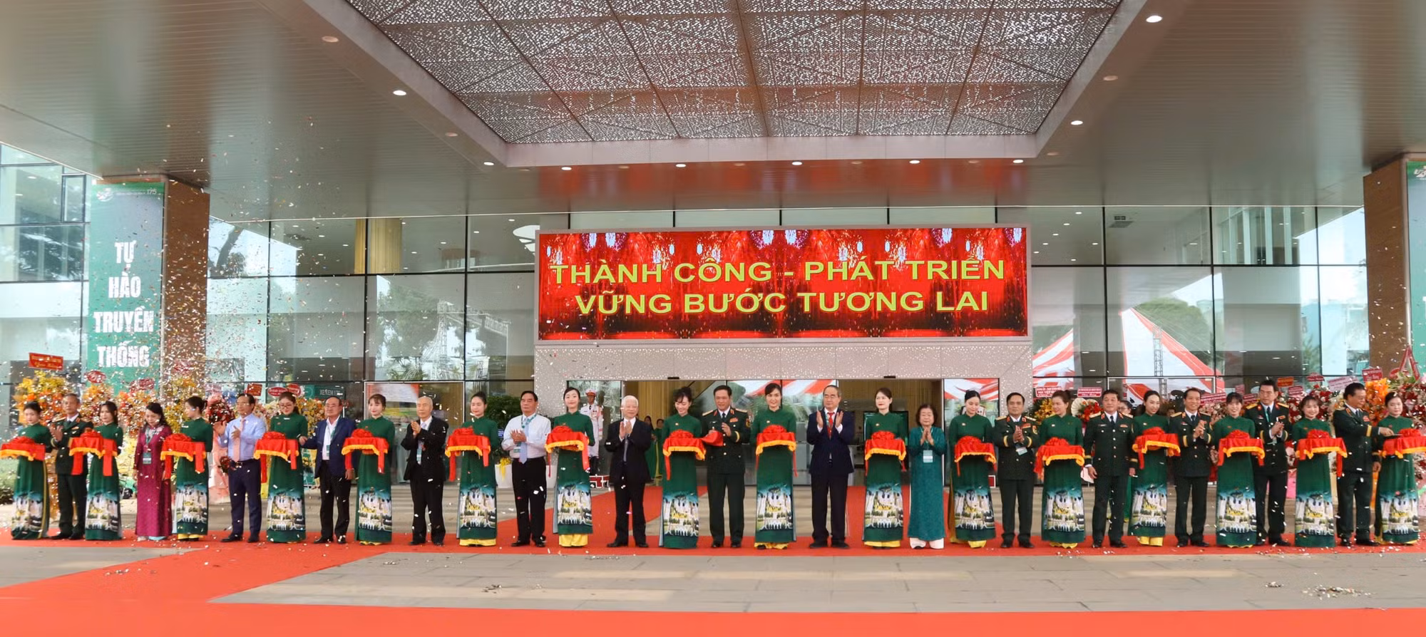 Bệnh viện duy nhất tại Việt Nam có hai bãi đáp trực thăng đón nhận Huân chương Hồ Chí Minh -1
