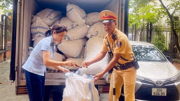 Giật mình phát hiện xe tải chở cả tấn chân gà mốc rêu đang “tập kích” vào quán nhậu