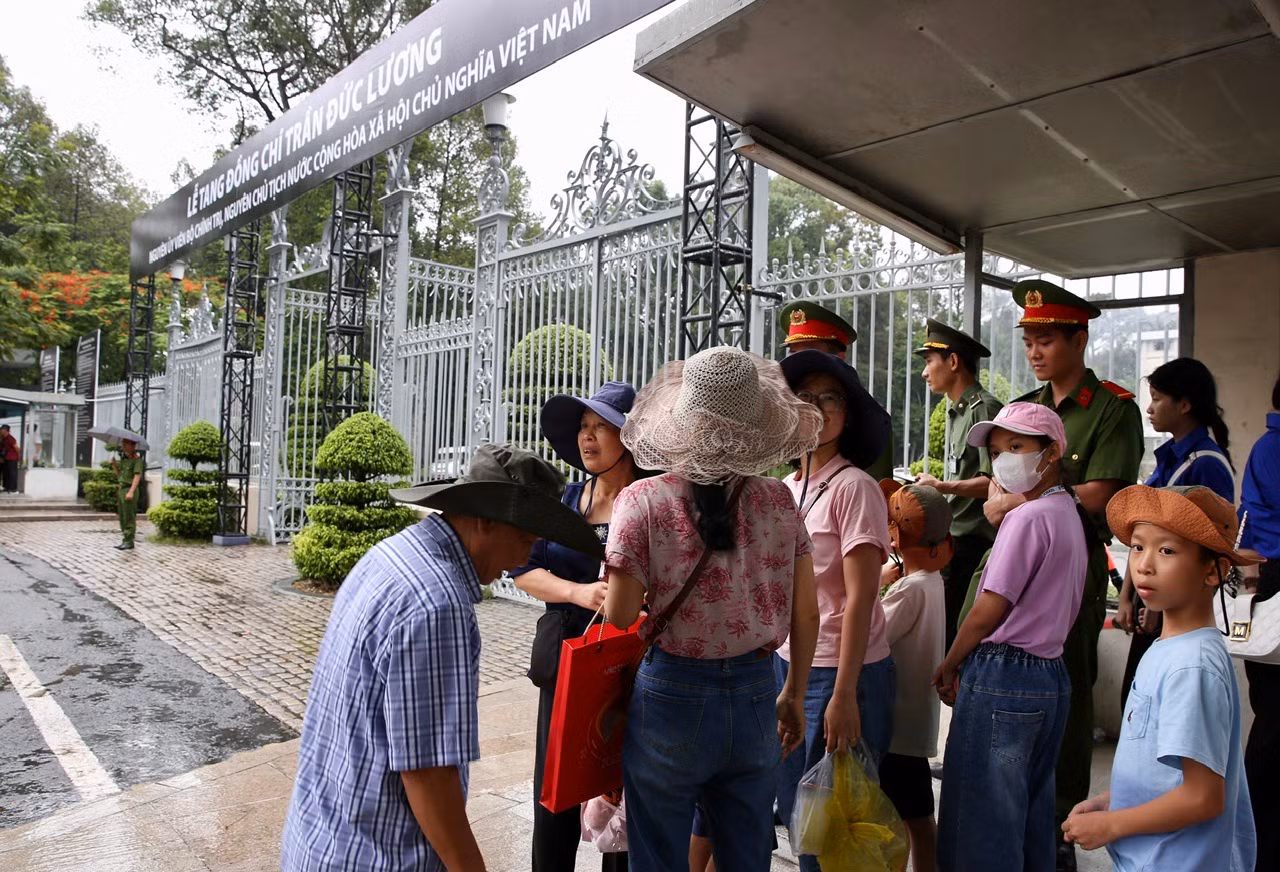Cơn mưakhông ngăn dòng người đến tiễn biệt nguyên Chủ tịch nước Trần Đức Lương -0