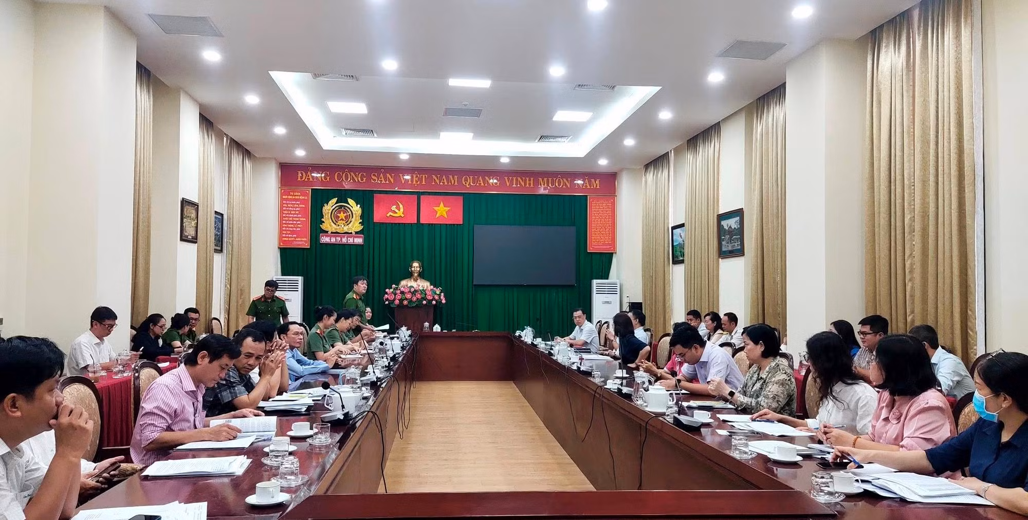 Công an TP Hồ Chí Minh quyết tâm hoàn thành chỉ tiêu vận động công dân góp ý Hiến pháp -1