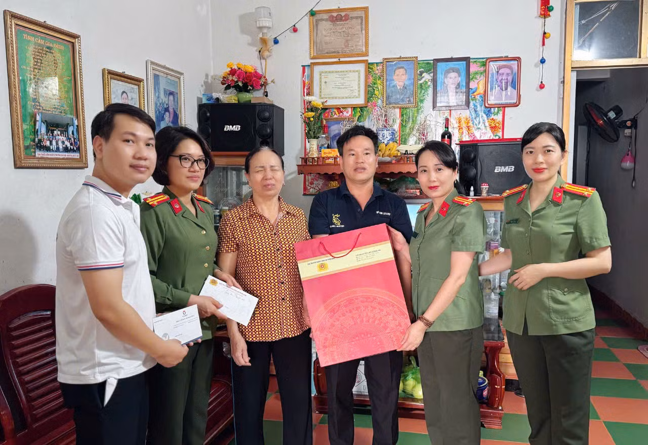 Hội Phụ nữ Cục Truyền thông CAND tri ân thân nhân gia đình liệt sĩ -0