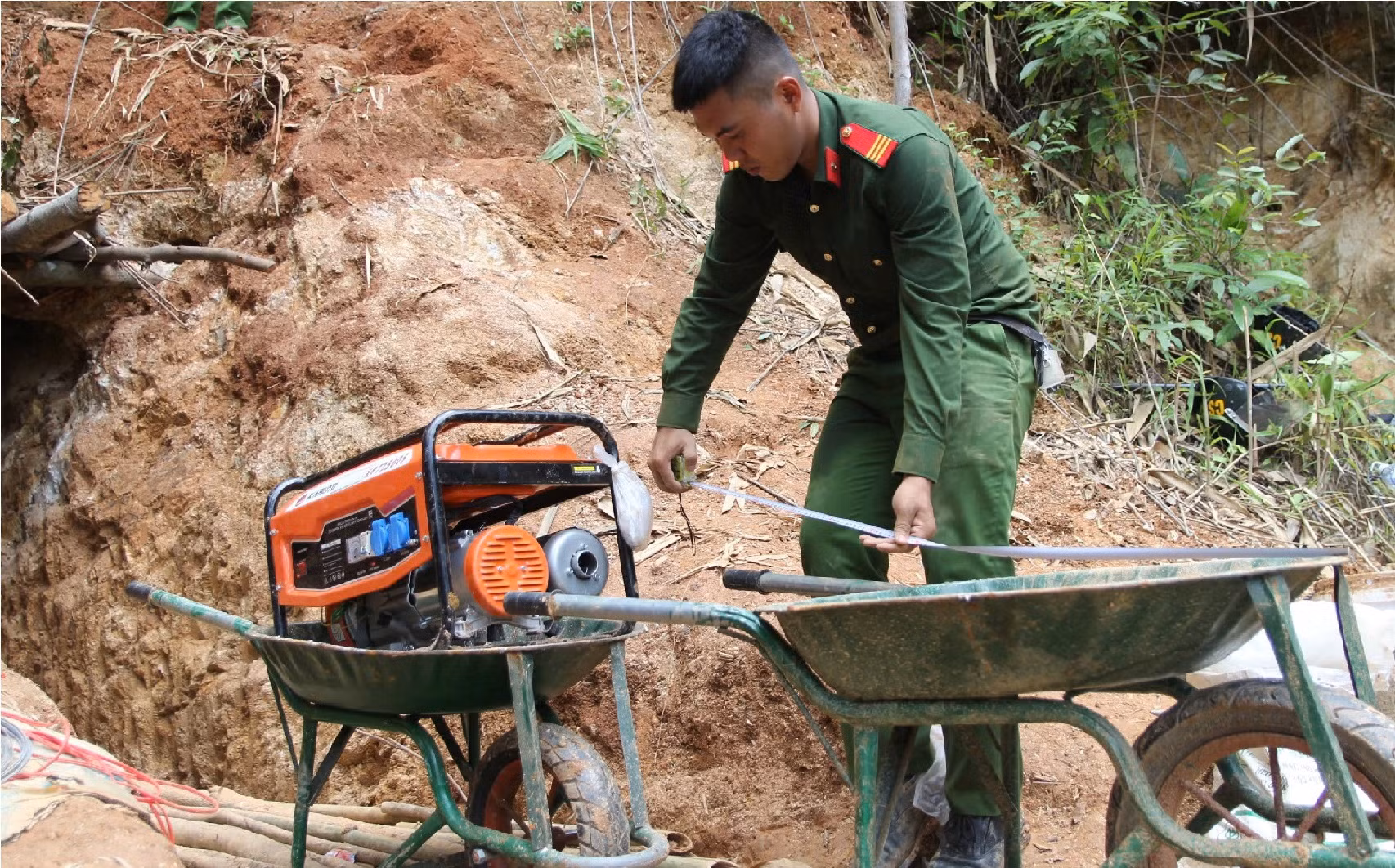 Chính quyền nói gì vụ “vàng tặc” ngang nhiên khai thác trong rừng phòng hộ? -0
