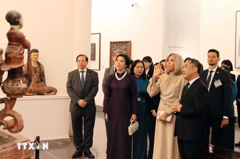 Phu nhân Tổng Bí thư và phu nhân Tổng thống Pháp thăm Bảo tàng Mỹ thuật Việt Nam -0