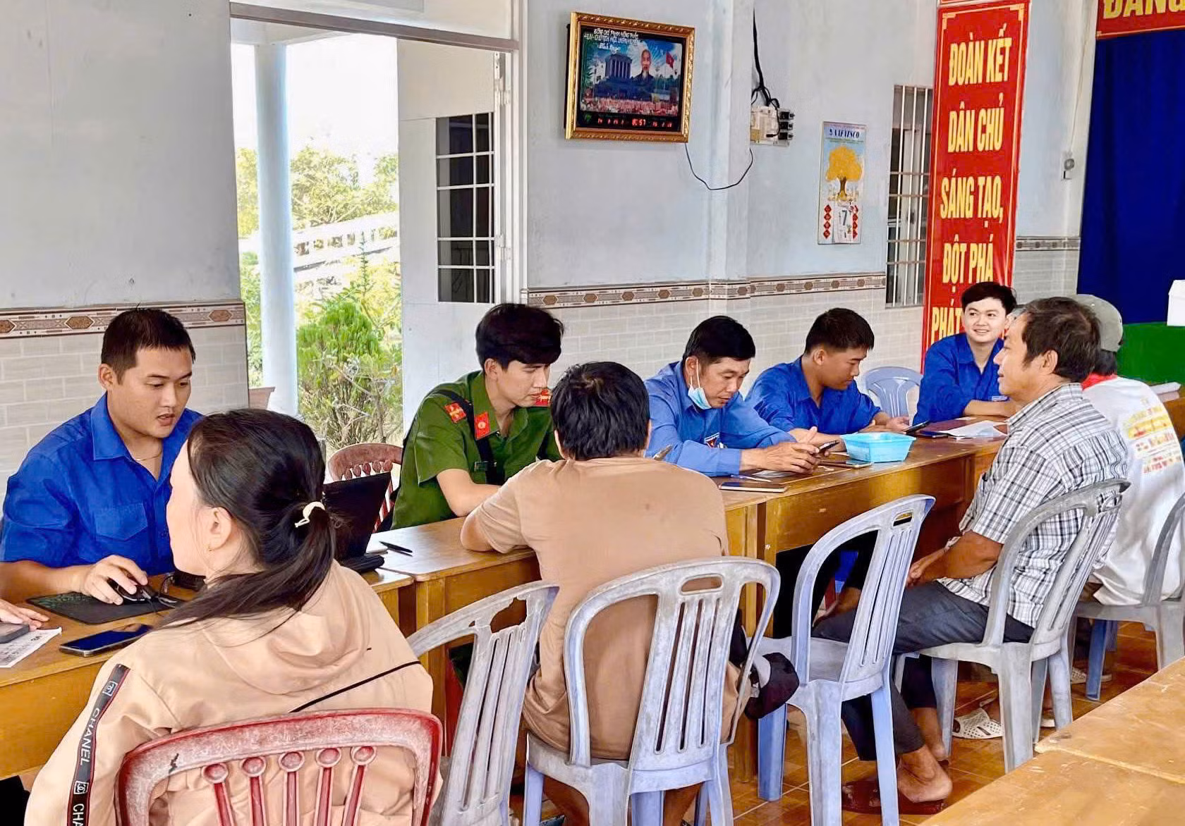 Tích cực hướng dẫn người dân góp ý sửa đổi Hiến pháp qua ứng dụng VneID -1