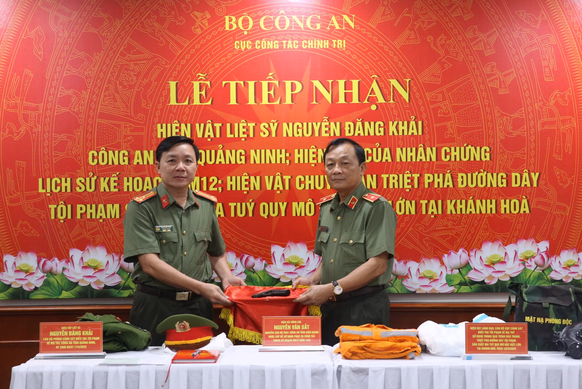 Tiếp nhận hiện vật được sử dụng trong nhiều chuyên án lớn của lực lượng CAND -0