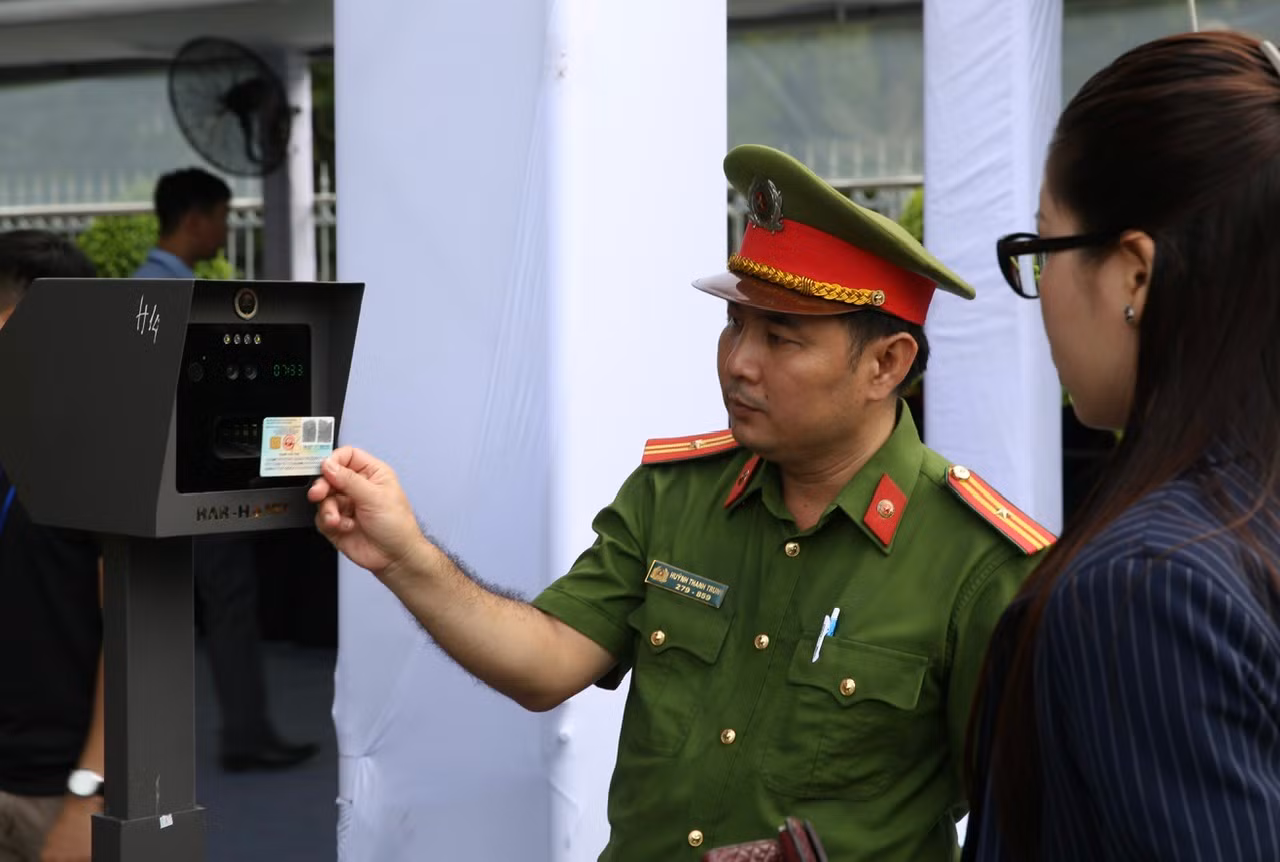 Cơn mưakhông ngăn dòng người đến tiễn biệt nguyên Chủ tịch nước Trần Đức Lương -1