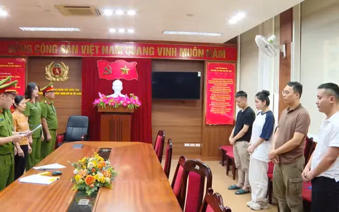 Vết trượt dài không chỉ của một hoa hậu -0