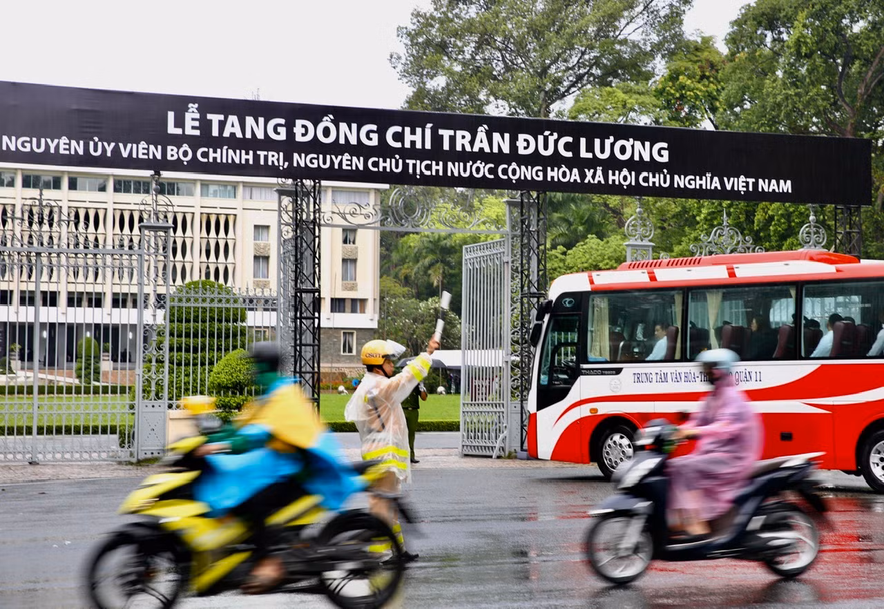 Cơn mưakhông ngăn dòng người đến tiễn biệt nguyên Chủ tịch nước Trần Đức Lương -5