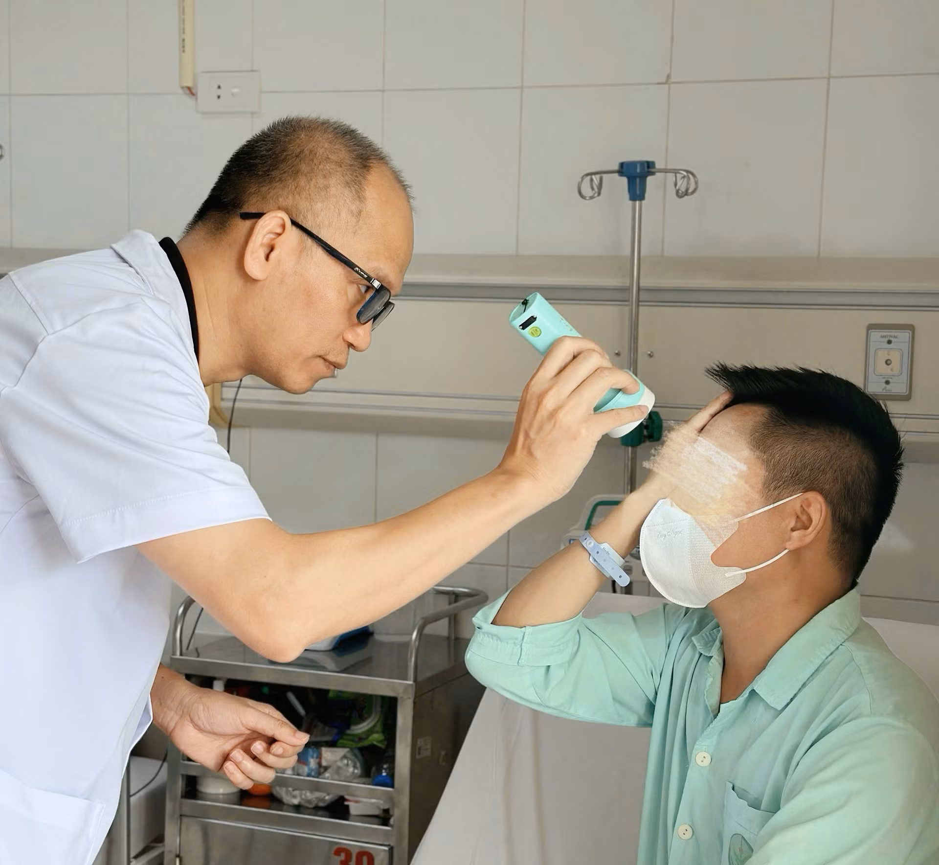 Tiêm filler xóa nhăn trán tại spa, người đàn ông suýt mù mắt -0