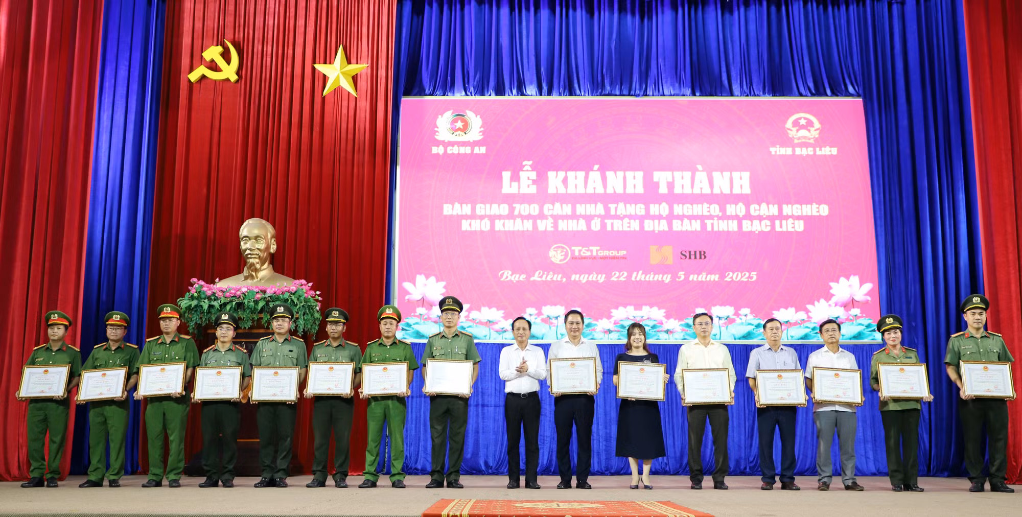 Bàn giao 700 căn nhà tặng các hộ gia đình khó khăn về nhà ở trên địa bàn tỉnh Bạc Liêu -0