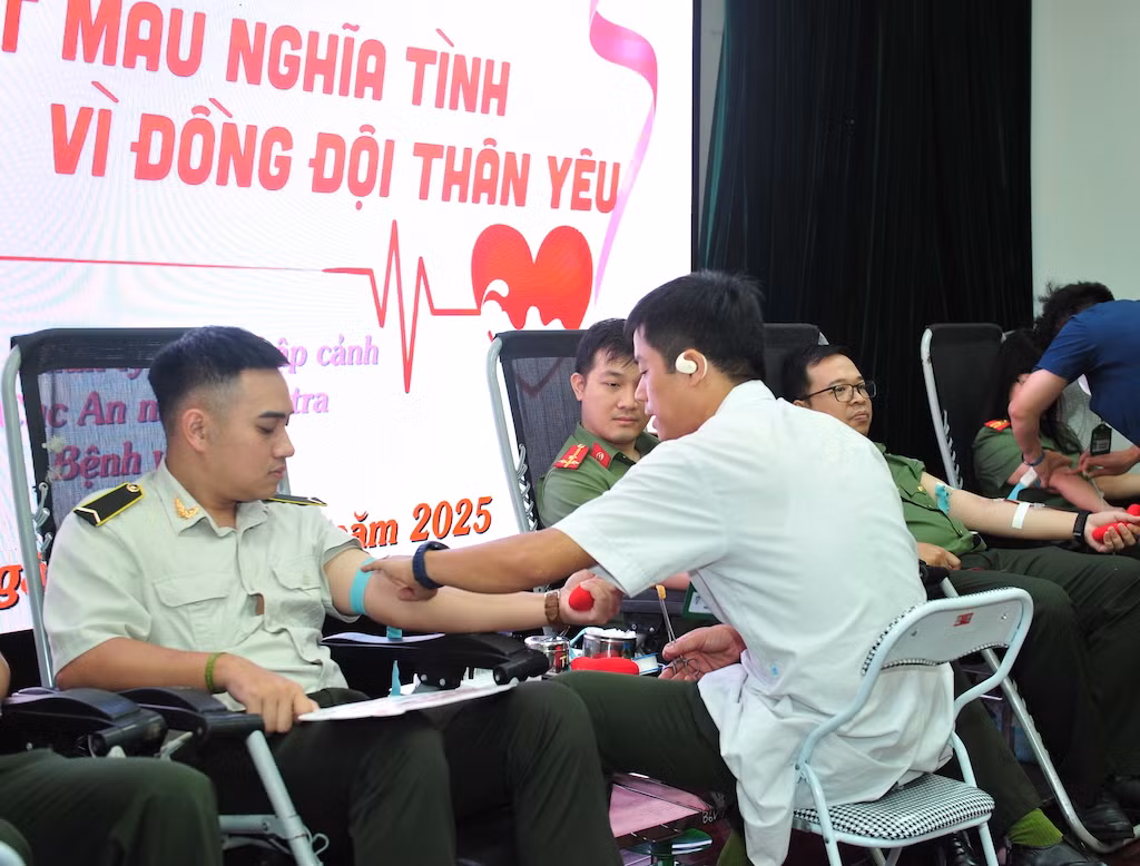 Giọt máu nghĩa tình vì đồng đội thân yêu -0