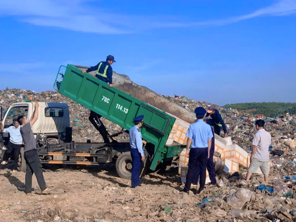 Tiêu hủy 1.000kg thực phẩm là chả chay không có nguồn gốc xuất xứ -0