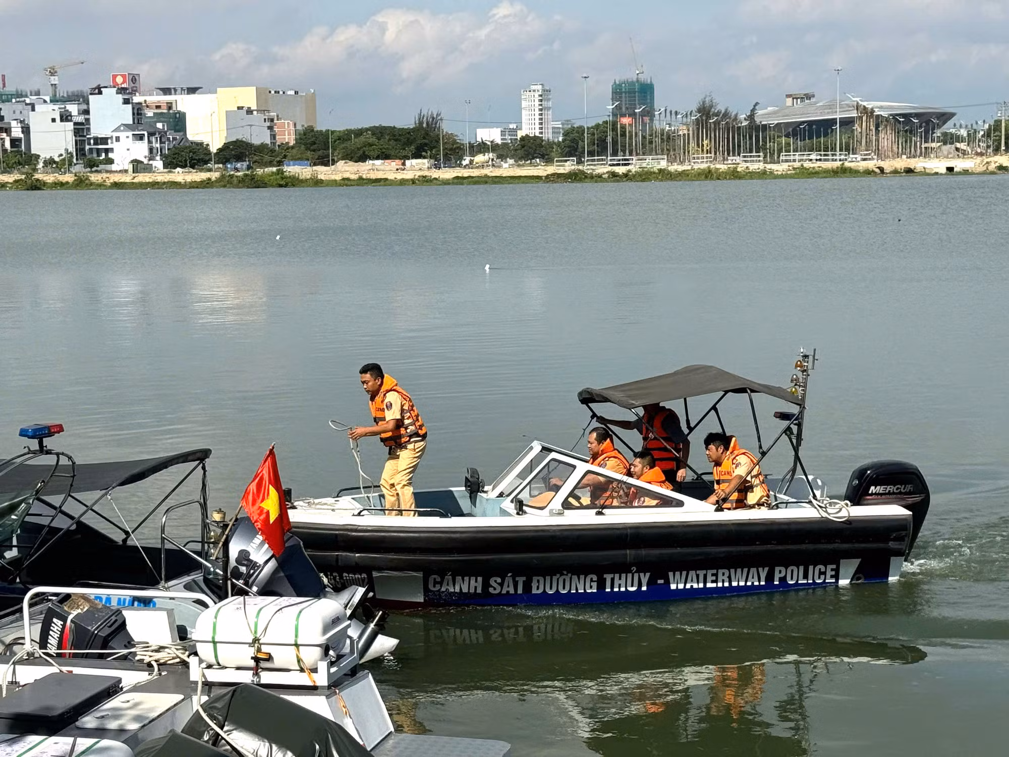 Cảnh sát giao thông Đà Nẵng nâng cao kỹ năng điều khiển phương tiện thủy và cứu nạn, cứu hộ trên sông -3