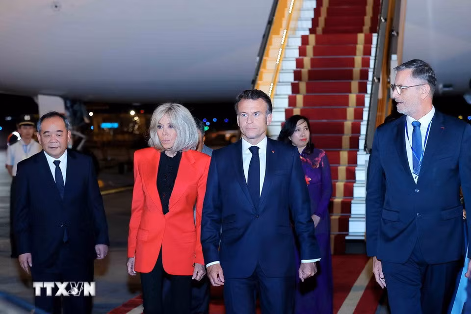 Tổng thống Pháp Emmanuel Macron và phu nhân bắt đầu thăm cấp nhà nước Việt Nam -0