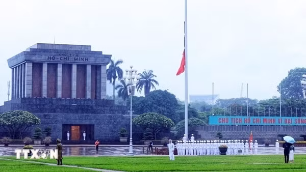 Lễ treo cờ rủ Quốc tang nguyên Chủ tịch nước Trần Đức Lương tại Ba Đình