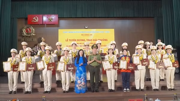 Tuyên dương “Phụ nữ Công an tiêu biểu” và “Nữ Công an cơ sở xuất sắc” năm 2024