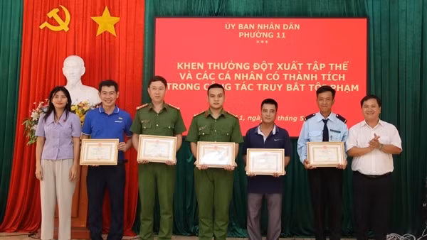 Khen thưởng tập thể, cá nhân truy bắt thủ phạm cướp ngân hàng