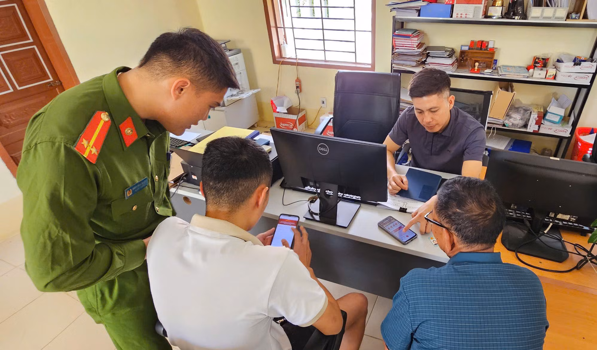 Công an các tỉnh tận tình hướng dẫn người dân đóng góp ý kiến sửa đổi Hiến pháp qua VNeID -0