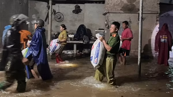 Mưa lớn, Công an Hà Tĩnh hỗ trợ người dân di dời tài sản trong đêm