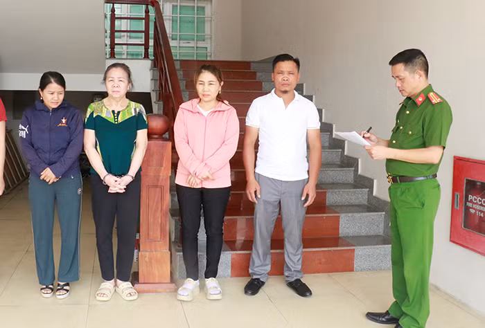 Công an Nghệ An chặt đứt đường dây buôn bán kem đánh răng, dầu gội, nước xả giả mạo các nhãn hiệu -0